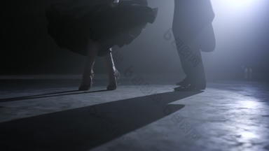 <strong>未知</strong>的舞者腿移动地板上跳舞夫妇脚跳舞黑暗阶段